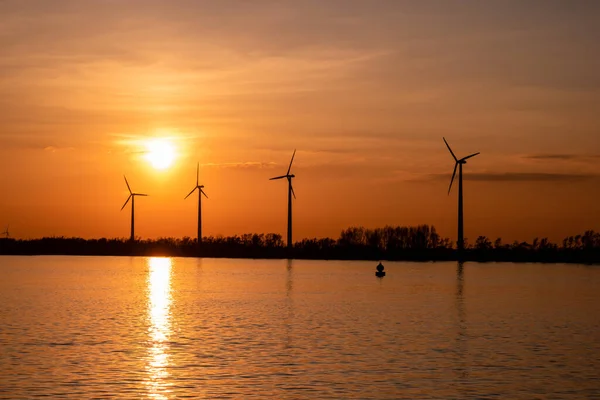 Moerdijk Netherlands, sunset winth windmills by the Lake Vokerak river in Holland windmill energy sunset — 图库照片