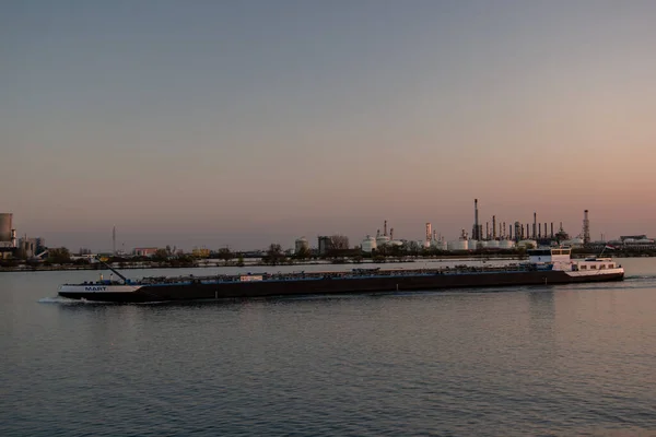 Moerdijk Nederland april 2020, olietanker binnenvaart met op de achtergrond raffinaderij met petrochemische industrie — Stockfoto
