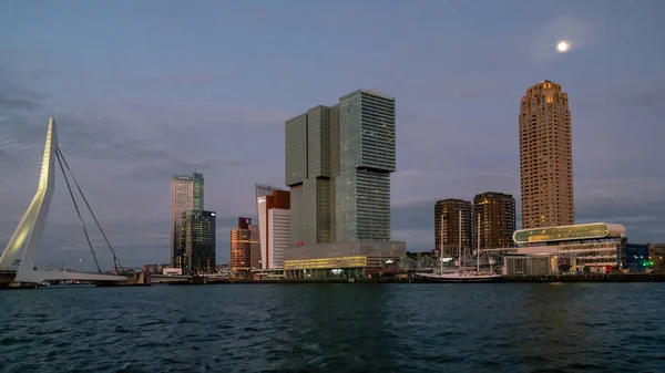 ロッテルダムオランダ2020年4月6日日没時に超高層ビルが建ち並ぶロッテルダム港 — ストック写真