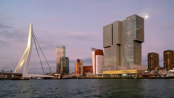 Rotterdam Niederlande 06.April 2020, Hafen von Rotterdam mit Supermond über der Skyline bei Sonnenuntergang — Stockfoto