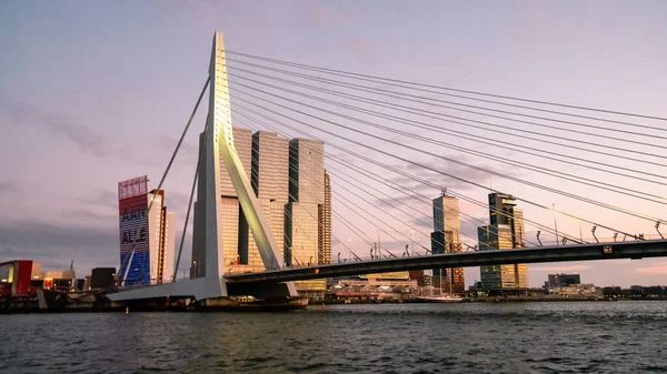 Rotterdam Nederland 06april 2020, haven van Rotterdam met supermaan boven de skyline bij zonsondergang — Stockfoto