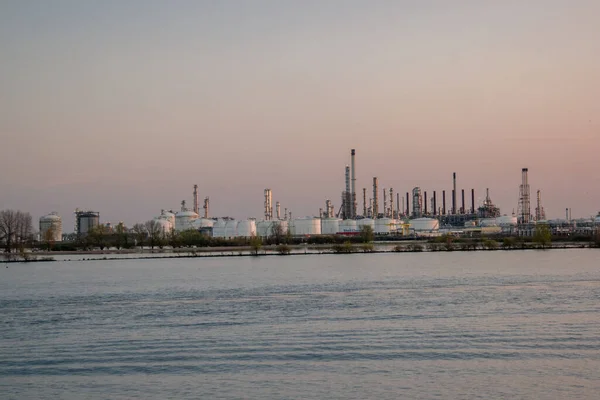 Moerdijk Нидерланды Апрель 2020, нефтяной танкер inlandshipping с на заднем плане оболочки raffinery с нефтехимической промышленности — стоковое фото