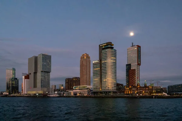 Rotterdam Paesi Bassi 06aprile 2020, porto di Rotterdam con super luna sopra lo skyline durante il tramonto — Foto Stock