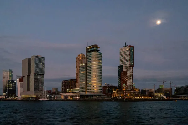 Rotterdam Nederland 06april 2020, haven van Rotterdam met supermaan boven de skyline bij zonsondergang — Stockfoto