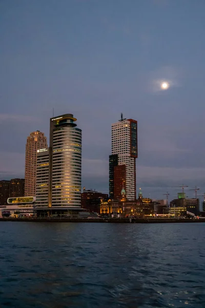 Rotterdam Paesi Bassi 06aprile 2020, porto di Rotterdam con super luna sopra lo skyline durante il tramonto — Foto Stock