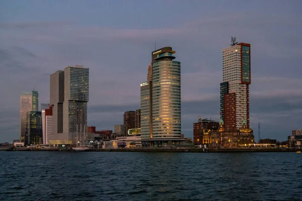 Rotterdam Paesi Bassi 06aprile 2020, porto di Rotterdam con super luna sopra lo skyline durante il tramonto — Foto Stock