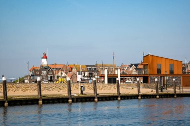 Urk Flevoland Hollanda Nisan 2020, Hollanda 'da Ijsselmeer Gölü' nün yanındaki tarihi Urk köyünde deniz feneriyle aydınlık bir yaz mevsimi geçirdi.
