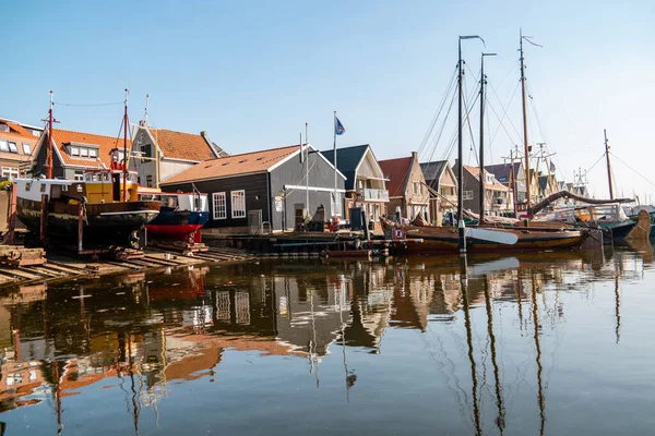 Urk Flevoland Nizozemsko duben 2020, přístav s majákem na jasné léto v Nizozemsku v historické vesnici Urk u jezera Ijsselmeer — Stock fotografie