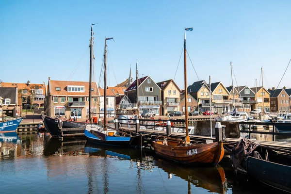 Urk Flevoland Netherlands April 2020, гавань с маяком ярким летом в Нидерландах в исторической деревне Урк на берегу озера Эйссельборг — стоковое фото