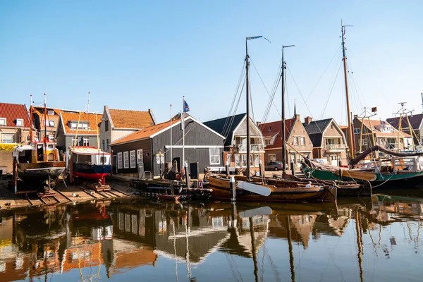 Urk Flevoland Pays-Bas Avril 2020, port avec phare sur un été lumineux aux Pays-Bas au village historique d'Urk le long du lac Ijsselmeer — Photo