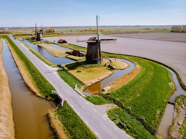 Schermerhorn Alkmaar Netherlands ,. couple doing a road trip with a old vintage sport car White Porsche 356 Speedster, Dutch windmill village Schermerhorn — Stock Photo, Image