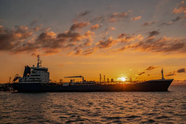 Sunset Terneuzen Westerscheld olajszállító tartályhajó a holland kikötőben, amely gázolajat és vegyi anyagokat szállít — Stock Fotó