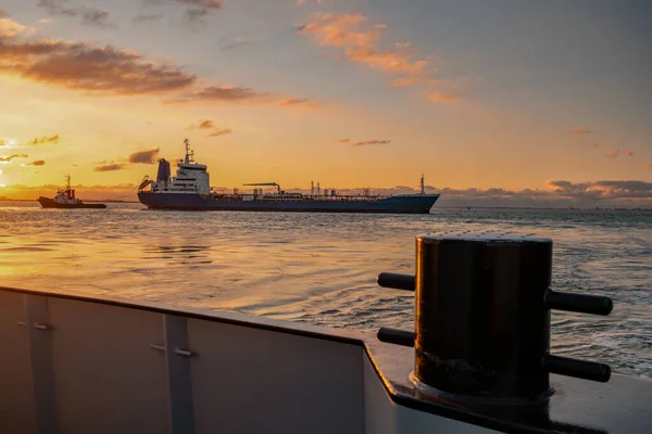 Sunset Terneuzen Westerscheld olajszállító tartályhajó a holland kikötőben, amely gázolajat és vegyi anyagokat szállít — Stock Fotó