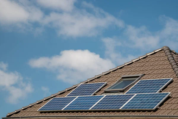 Newly build houses in the Netherlands with solar panels attached on the roof against a sunny sky Close up of new building black solar panels — Stock Photo, Image