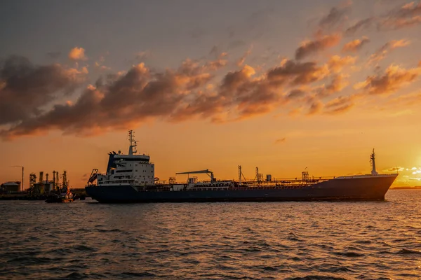 Sunset Terneuzen Westerscheld olajszállító tartályhajó a holland kikötőben, amely gázolajat és vegyi anyagokat szállít — Stock Fotó