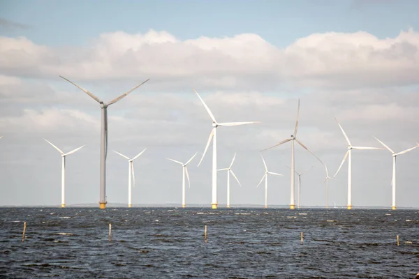 Оффшорная ветряная мельница ферма в океане Westermeerwind парк, ветряные мельницы изолированы в море в прекрасный яркий день Нидерланды Flevoland Noordoostpolder — стоковое фото