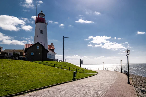 Urk Nizozemsko, maják Urk za jasného letního dne bez lidí u jezera ijsselmeer — Stock fotografie