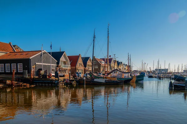Urk Flevoland Nizozemsko, přístav s majákem na jasné léto v Nizozemsku v historické vesnici Urk u jezera Ijsselmeer — Stock fotografie
