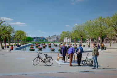 Amsterdam Nethewrlands 27 Nisan 2020, Museumplein, Hollanda 'da Corona covi 19 virüsü salgını sırasında Amsterdam şehrinin neredeyse boş sokakları.