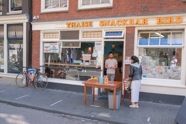 Amsterdam Nethewrlands 27 april 2020, mensen in de rij voor afhaalmaaltijden, bijna lege straten in de stad Amsterdam tijdens de corona covi 19 virusuitbraak in Nederland — Stockfoto