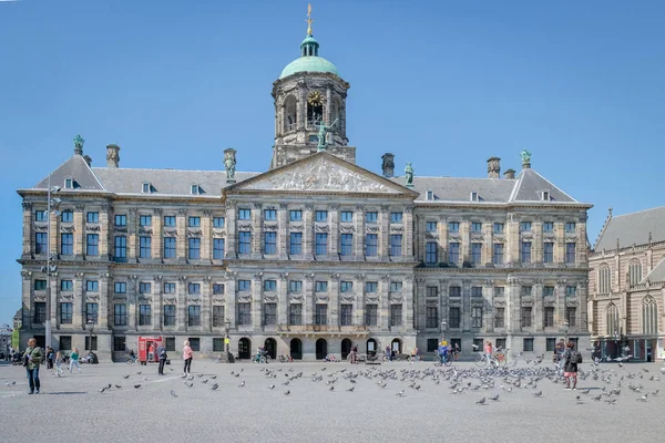 Amsterdam Nethewrlands 27 Απριλίου 2020, Empty Dam square και σχεδόν άδειοι δρόμοι στην πόλη του Άμστερνταμ κατά τη διάρκεια της επιδημίας του ιού corona covi 19 στην Ολλανδία — Φωτογραφία Αρχείου