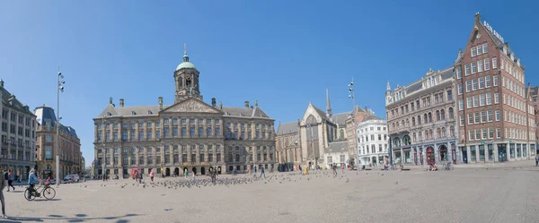 Amsterdam Nethewrlands 27 april 2020, Lege Dam en bijna lege straten in de stad Amsterdam tijdens de corona covi 19 virusuitbraak in Nederland — Stockfoto