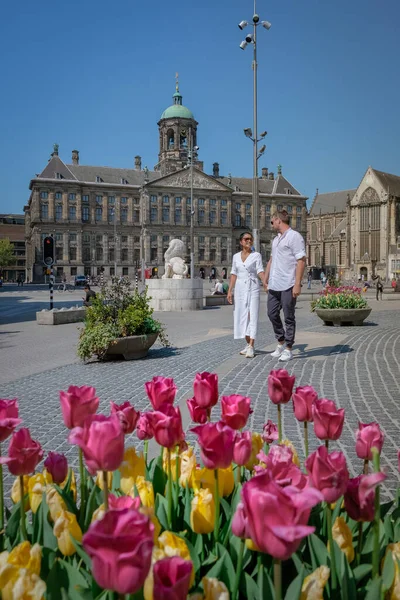 Amsterdam Nederland, koppel bezoekt de stad Amsterdam in het voorjaar van 2020 met lege straten tijdens de covid 19 corona virus uitbraak in Amsterdam Nederland — Stockfoto