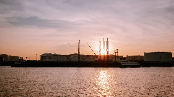 2020年4月荷兰鹿特丹港，日落时分，港口内装有油轮的天然气和油箱 — 图库照片