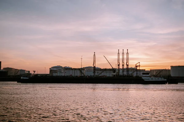 Rotterdam kikötő Hollandia 2020. április, gáz- és olajtároló tartályok olajszállító tartályhajóval a kikötőben naplementekor — Stock Fotó