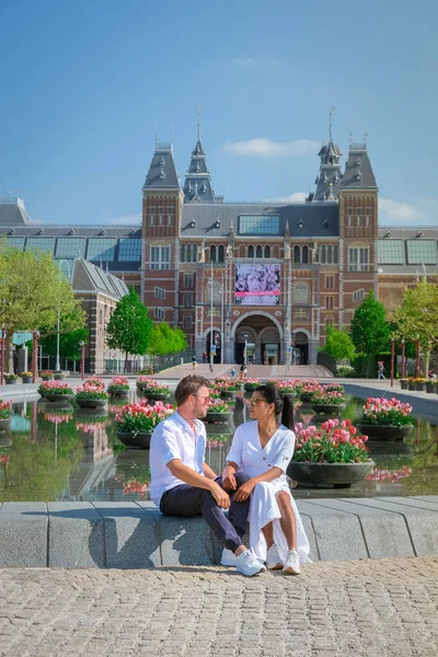 Amsterdam Nederland april 2020, bijna leeg Amsterdam Rijksmuseumplein tijdens de corona covid 19 uitbraak virus in Europa met lente tulpen voor het museum — Stockfoto