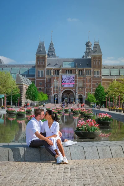 Amsterdam Nederland april 2020, bijna leeg Amsterdam Rijksmuseumplein tijdens de corona covid 19 uitbraak virus in Europa met lente tulpen voor het museum — Stockfoto