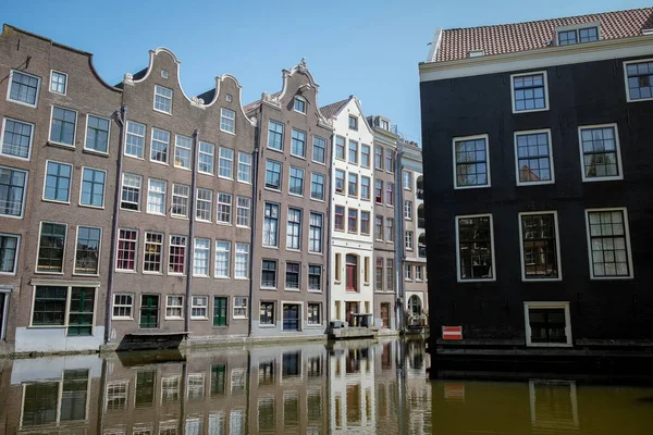Amsterdams Kanäle an einem strahlenden Frühlingstag im April 2020 Niederlande — Stockfoto