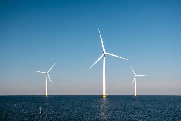 Parque eólico en alta mar energía verde en los Países Bajos Europa, turbinas de molinos eólicos en el mar y la tierra que proporcionan la industria de energía verde —  Fotos de Stock