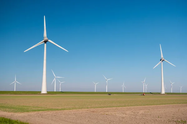 네덜란드 유럽의해 안 풍차 공원의 녹색 에너지, 바다에서의 풍력 터빈 과 육지에서의 친환경 에너지 산업 — 스톡 사진