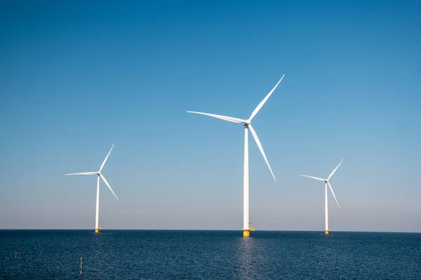 Parque eólico en alta mar energía verde en los Países Bajos Europa, turbinas de molinos eólicos en el mar y la tierra que proporcionan la industria de energía verde — Foto de Stock