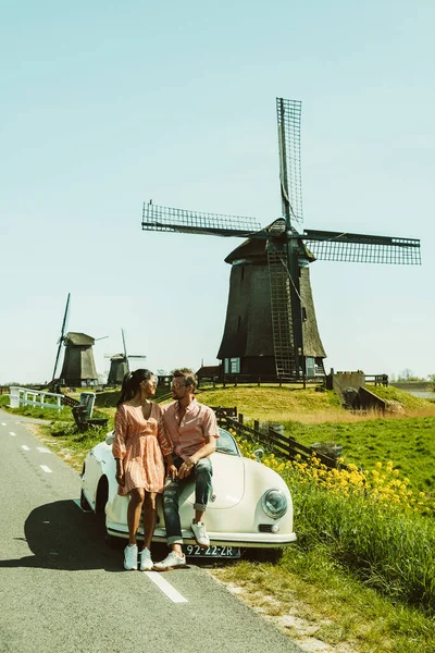 Schermerhorn Alkmaar Netherlands April 2020,. Пара подорожує по дорозі з старовинним спортивним автомобілем White Porsche 356 Speedster, голландським вітровим селом Schermerhorn — стокове фото