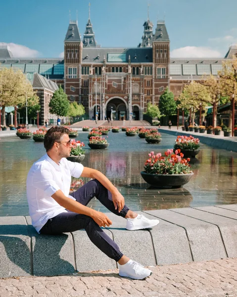 Amsterdam Hollanda şehir tarihi merkezi, 2020 baharında şehir gezisinde olan erkek ve kadın, Corona virüsü Covid 19 salgını sırasında çift Amsterdam şehrini ziyaret etti., — Stok fotoğraf