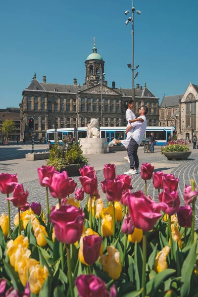 Amsterdam Historisch centrum, mannen en vrouwen op stedentrip in het voorjaar van 2020, koppel bezoekt de stad Amsterdam tijdens de uitbraak van het Corona virus Covid 19, — Stockfoto