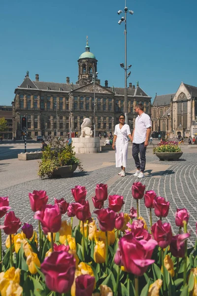 Amsterdam Historisch centrum, mannen en vrouwen op stedentrip in het voorjaar van 2020, koppel bezoekt de stad Amsterdam tijdens de uitbraak van het Corona virus Covid 19, — Stockfoto