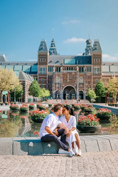 Amsterdam Hollanda şehir tarihi merkezi, 2020 baharında şehir gezisinde olan erkek ve kadın, Corona virüsü Covid 19 salgını sırasında çift Amsterdam şehrini ziyaret etti., — Stok fotoğraf