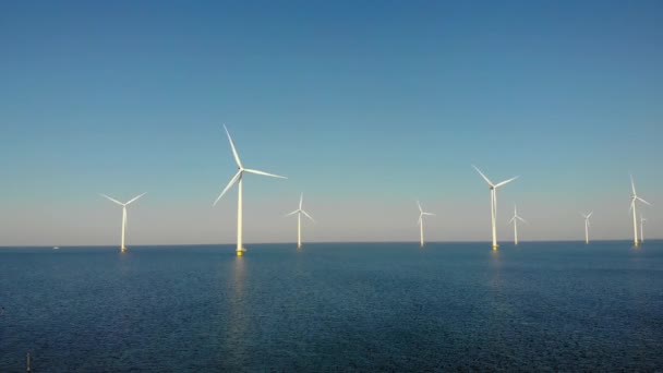 Ветряная турбина с высоты птичьего полета, вид с дрона на ветропарк Вестермердейк ветряная мельница ферма в озере Эйсселмер крупнейший в Нидерландах, устойчивое развитие, возобновляемые источники энергии — стоковое видео