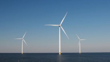 Hava manzaralı rüzgar türbini, rüzgar parkının batı kanadındaki drone manzarası IJsselmeer gölündeki yel değirmeni çiftliği Hollanda 'nın en büyüğü, sürdürülebilir kalkınma, yenilenebilir enerji