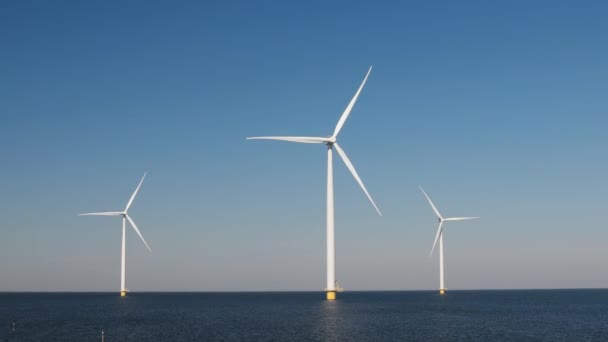 从空中看风力涡轮机，在风车西面看无人机，是荷兰最大的风力发电场，可持续发展，可再生能源 — 图库视频影像
