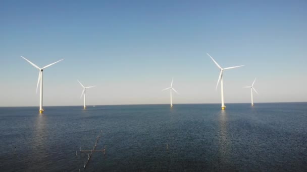 Turbina eólica a partir de vista aérea, vista Drone no parque de vento westermeerdijk uma fazenda de moinhos de vento no lago IJsselmeer o maior dos Países Baixos, desenvolvimento sustentável, energias renováveis — Vídeo de Stock