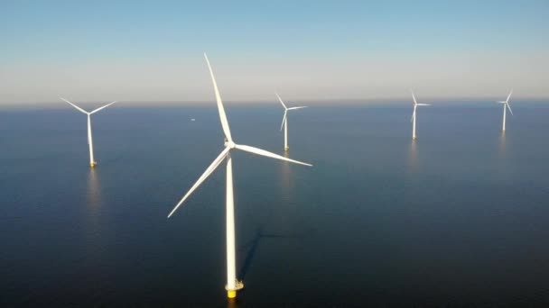 Windkraftanlage aus der Luft, Drohnenblick im Windpark Westmeerdijk, Windkraftpark im IJsselmeer, der größte in den Niederlanden, Nachhaltige Entwicklung, erneuerbare Energien — Stockvideo