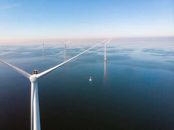 Turbina wiatrowa z lotu ptaka, Widok drona na park wiatrowy Westermeerdijk farma wiatraków w jeziorze IJsselmeer największy w Holandii, Zrównoważony rozwój, Energia odnawialna — Zdjęcie stockowe