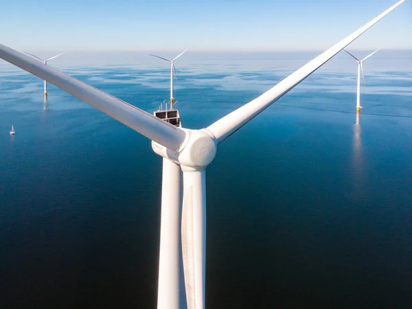 空中から見た風力タービン、風力公園のドローンビュー｜Westmeerdijkaオランダ最大のIJsselmeer湖の風車農場、持続可能な開発、再生可能エネルギー — ストック写真