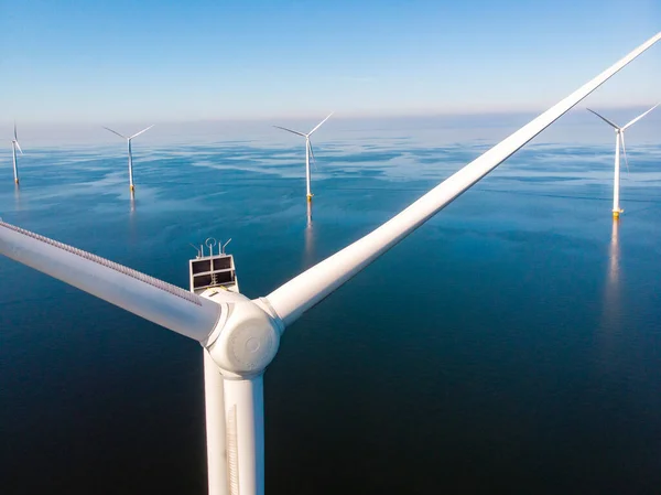 Aerogenerador desde la vista aérea, Drone vista en el parque eólico westermeerdijk una granja de molinos de viento en el lago IJsselmeer el más grande de los Países Bajos, Desarrollo sostenible, energías renovables — Foto de Stock