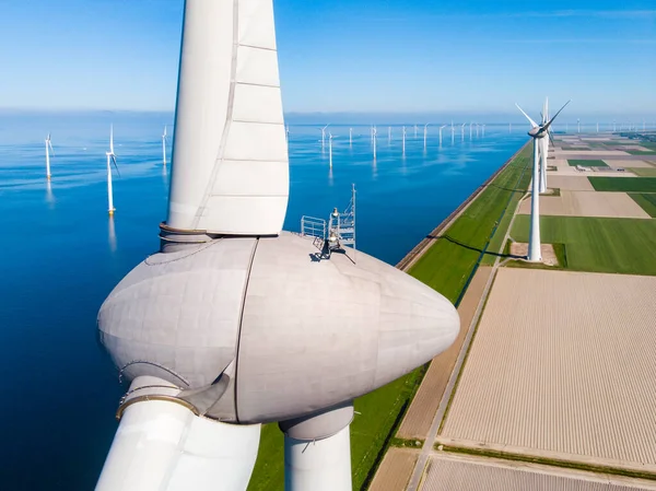 Aerogenerador desde la vista aérea, Drone vista en el parque eólico westermeerdijk una granja de molinos de viento en el lago IJsselmeer el más grande de los Países Bajos, Desarrollo sostenible, energías renovables — Foto de Stock