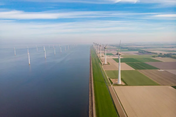 Vista próxima com drone no parque de moinho de vento no lago Ijsselmeer nas terras baixas Noordoostpolder, turbinas de moinho de vento de cima na Europa produzindo energia verde — Fotografia de Stock